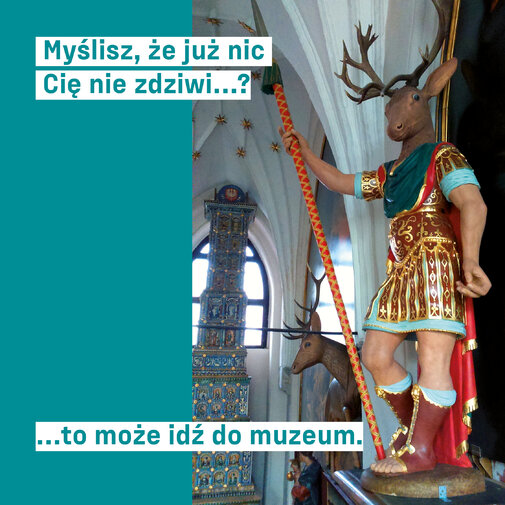 Grafika. Po prawej rzeźba człowieka z głową jelenia (Akteona). Po lewej u góry napis: Myślisz, że nic Cię już nie zdziwi...? Na dole napis: ... to może idź to muzeum. 