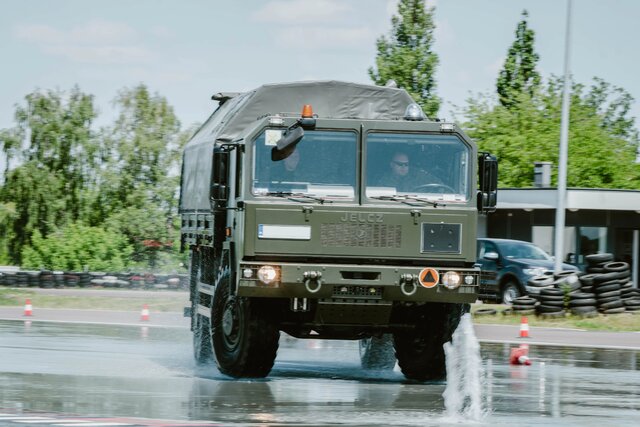 Kierowcy lubelskiej brygady OT doskonalą technikę jazdy pojazdami wojskowymi