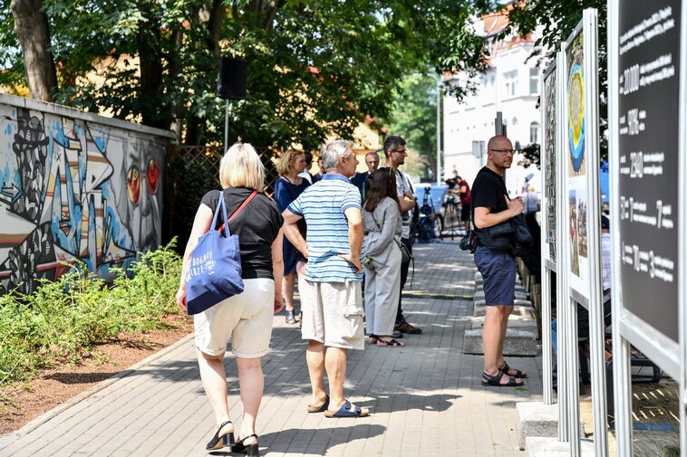 Przechodnie mogą zobaczyć unikalne zdjęcie Mariupola przed i w trakcie działań wojennych. 