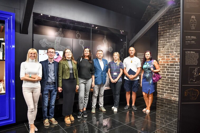 Darczyńcy wraz z rodzinami oraz pracownikami Muzeum. W centrum Waldemar Ossowski, dyrektor Muzeum Gdańska oraz Joanna Grążawska (po prawej). 