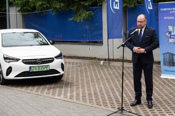 Nowoczesne samochody elektryczne od Fundacji Enea trafią do Policji (4)