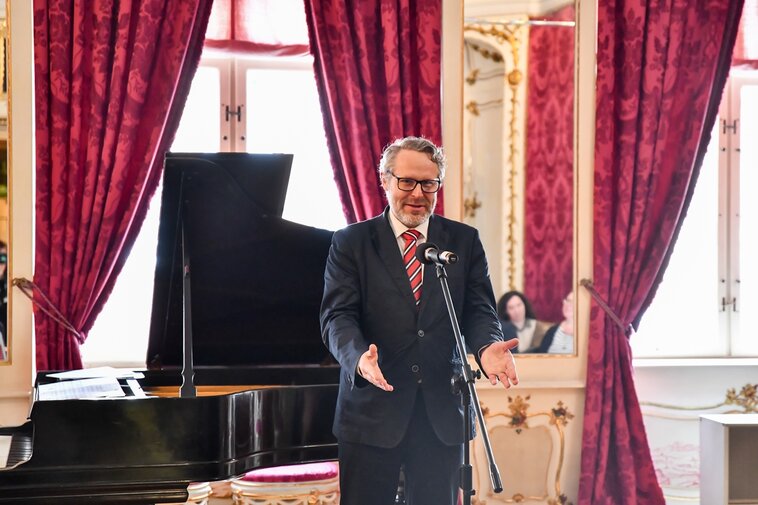 dr hab. Jacek Friedrich, kurator wystawy i właściciel kolekcji. 