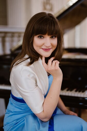 Zdjęcie. Aleksandra Bobrowska przy fortepianie. 