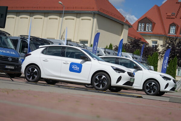 Policja w Tucholi i Strzelnie otrzymała od Fundacji Enea dwa samochody elektryczne (1) fot. Policja 