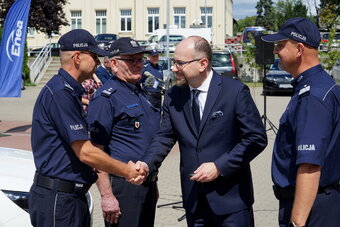 Policja w Tucholi i Strzelnie otrzymała od Fundacji Enea dwa samochody elektryczne (6) fot. Policja