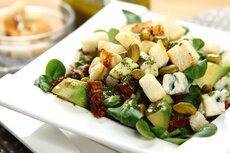 Salatka z awokado, pistacjami i serem plesniowym.JPG