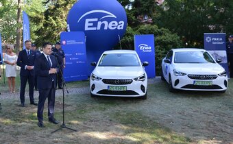 Policja w Wałczu i Gryfinie otrzymała od Fundacji Enea dwa samochody elektryczne   (3)