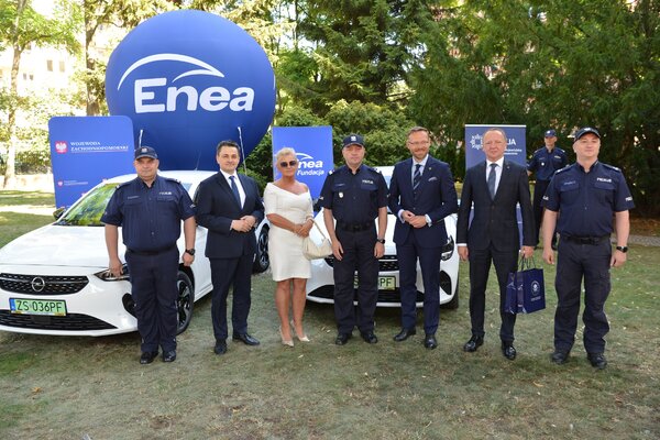 Policja w Wałczu i Gryfinie otrzymała od Fundacji Enea dwa samochody elektryczne   (4)