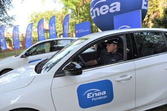 Policja w Wałczu i Gryfinie otrzymała od Fundacji Enea dwa samochody elektryczne   (5)