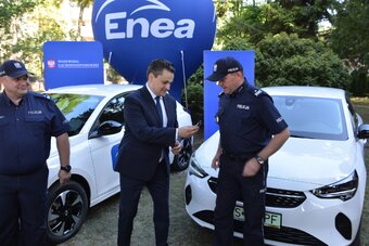 Policja w Wałczu i Gryfinie otrzymała od Fundacji Enea dwa samochody elektryczne   (1)