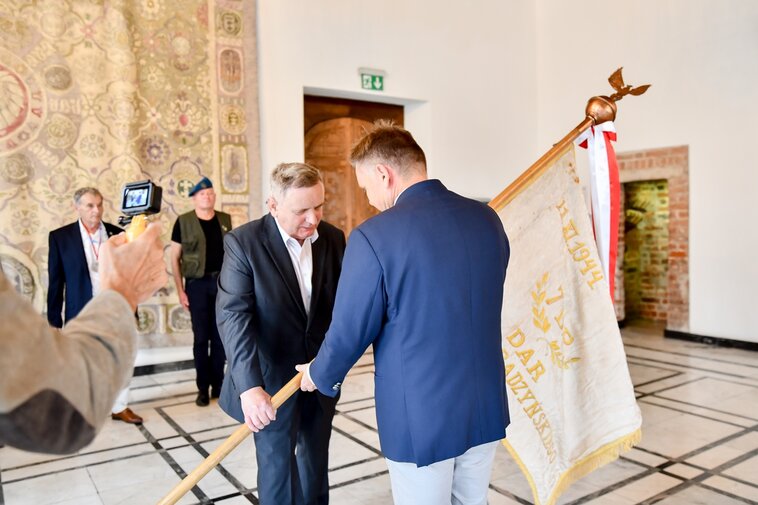 Generał broni Wojska Polskiego Zbigniew Głowienka przekazuje sztandar Waldemarowi Ossowskiemu. 