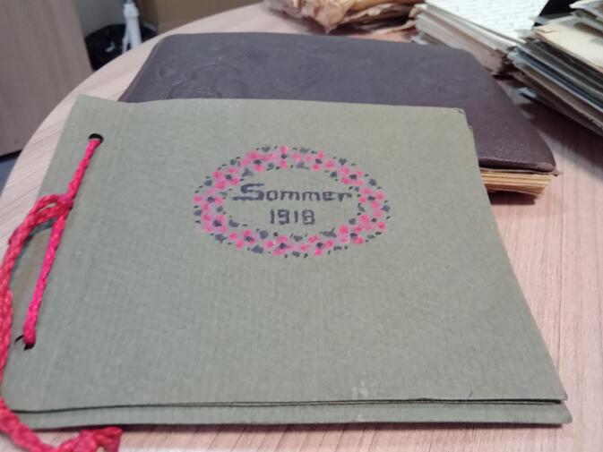 Album rodzinny. Na okładce napis Sommer 1918. 