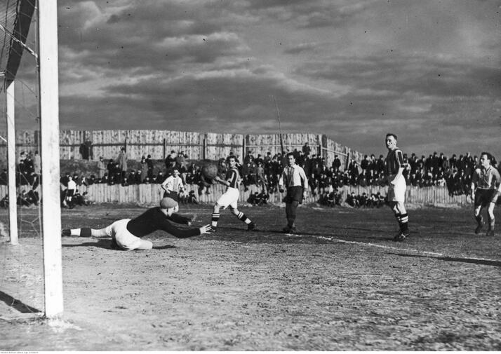 Mecz piłki nożnej Warszawianka - Gedania na stadionie przy ulicy Wawelskiej 5 w Warszawie. Gol dla Gedanii. Ze zbiorów Narodowego Archiwum Cyfrowego