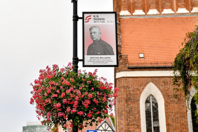 Portret Wiktora Bellwona, współzałożyciela KS Gedania. W tle fragment kościoła św. Katarzyny.