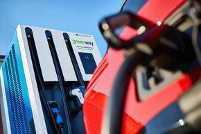 InPost z GreenWay i TBSWrocław zainstalują na 6 wrocławskich osiedlach stacje pozwalające ładować auta elektryczne.