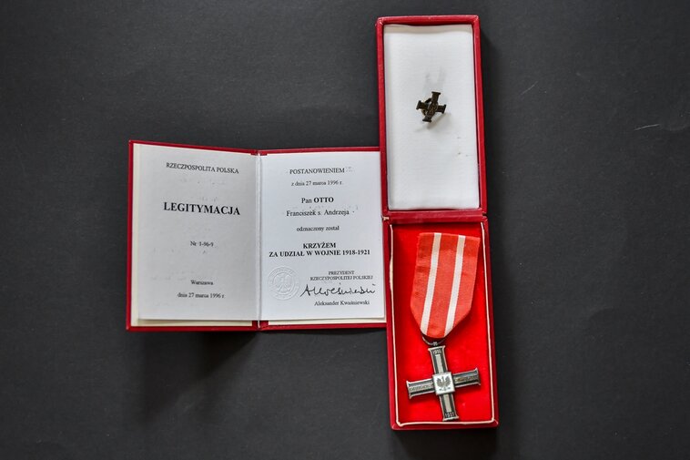 Medal i legitymacja potwierdzająca odznaczenie za udział w obronie Lwowa i wojnie 