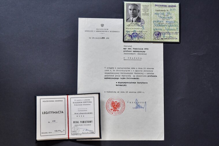Zarządzenie o nadaniu tytułu naukowego oraz legitymacje profesorskie 