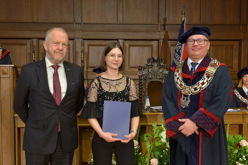 Od lewej: Marek Stępa, naczelnik Wydziału Ochrony Dziedzictwa Urzędu Miejskiego w Gdyni, mgr inż. Ewa Piłat, prof. Krzysztof Wilde, rektor PG. Fot. Krzysztof Krzempek / Politechnika Gdańska