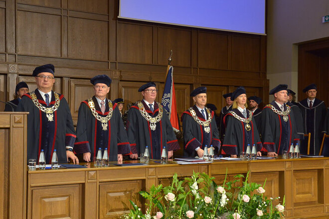 Od lewej: prof. Dariusz Mikielewicz, prorektor ds. organizacji i rozwoju, prof. Sławomir Milewski, prorektor ds. nauki, prof. Krzysztof Wilde, rektor PG, prof. Janusz Nieznański, prorektor ds. umiędzynarodowienia i innowacji, dr Barbara Wikieł, prof. PG, prorektor ds. studenckich oraz dr hab. Mariusz Kaczmarek, prof. PG, prorektor ds. kształcenia