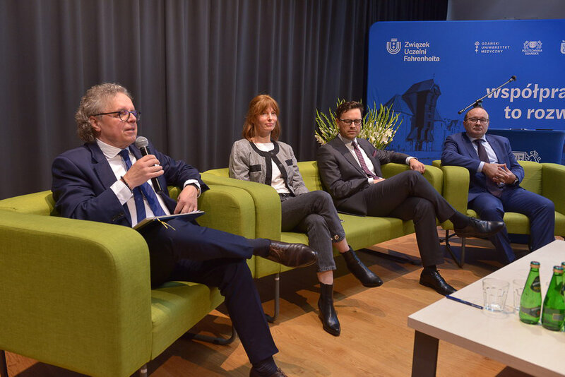 Na zdjęciu od lewej: Krzysztof Kilian, prowadzący debatę, Marta Siciarek, Urząd Marszałkowski Województwa Pomorskiego, Jakub Szlachetko, Uniwersytet Gdański, Adam Sudoł, GUMed. Fot. Krzysztof Krzempek/PG