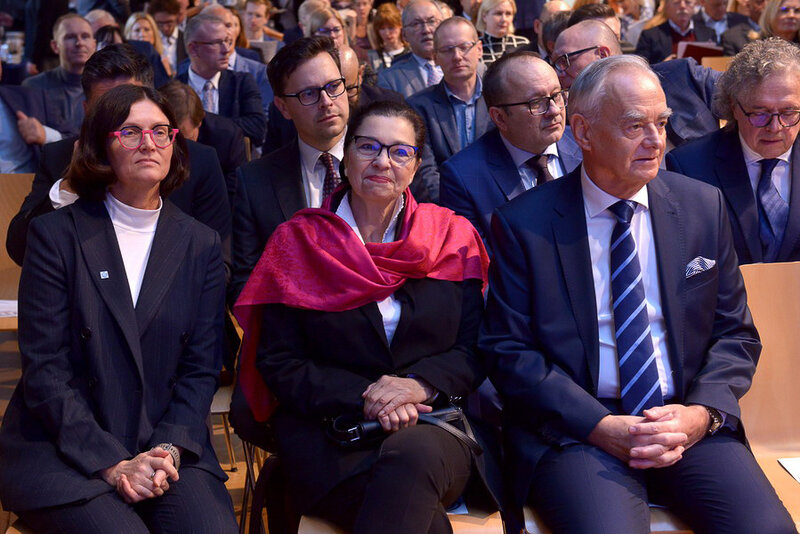 Na zdjęciu od lewej: Adriana Zaleska-Medynska, dyrektorka Uczelni Fahrenheita, Małgorzata Chmiel, posłanka na Sejm RP, dr Zbigniew Canowiecki, prezydent Pracodawców Pomorza i przewodniczący Konwentu Gospodarczego przy Związku Uczelni Fahrenheita. Fot. Krzysztof Krzempek/PG