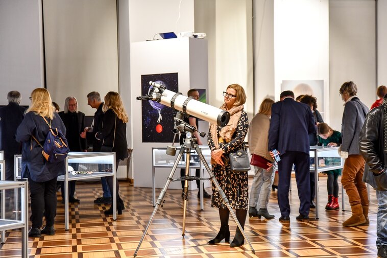 Na wystawie znajduje się teleskop, w którym można zobaczyć bursztyn. 