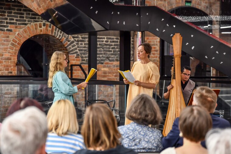 Na zdjęciu Marta Jankowska (z lewej) oraz Małgorzata Brajner (z prawej) podczas lipcowego spotkania Krakowskiego Salonu Poezji w Muzeum Bursztynu. 