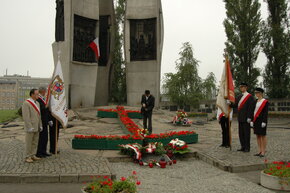 złożenie kwiatówpod pomnikiem poległych stoczniowców - fot. K.Krzempek