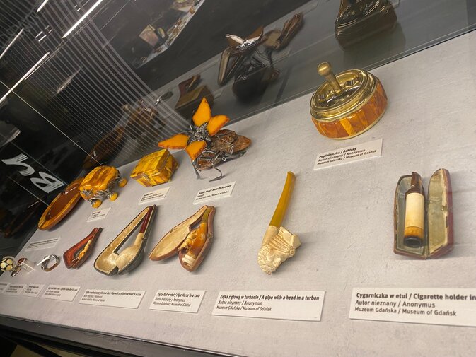 Na zdjęciu fajki i biżuteria z kolekcji Muzeum Bursztynu. 