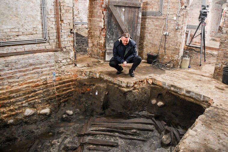 Na zdjęciu prof. Waldemar Ossowski nad wykopem archeologicznym.  