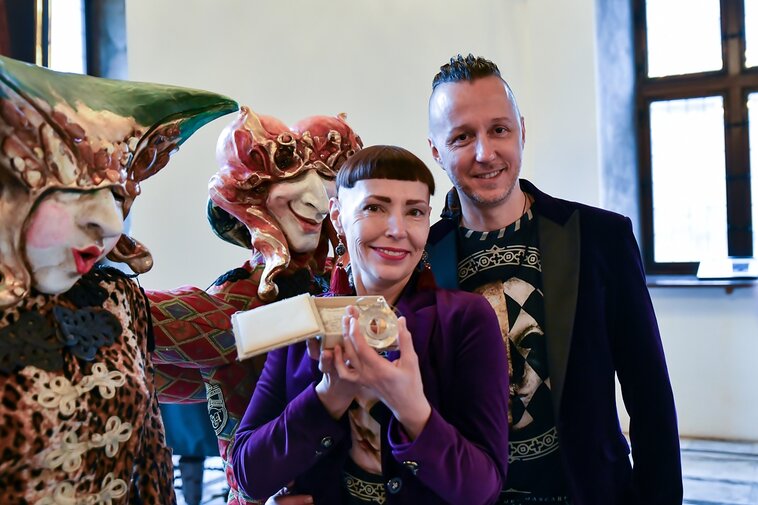 Jola Słoma (po lewej) i Mirek Trymbulak (po prawej) w Ratuszu Głównego Miasta. 
