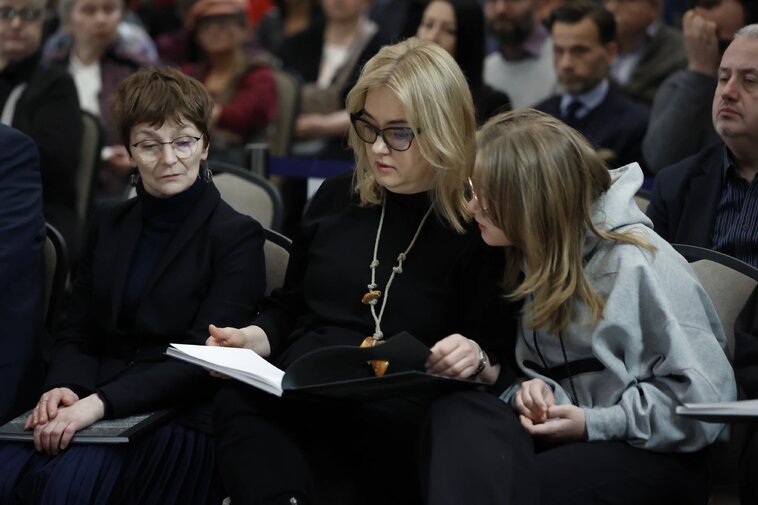 Na zdjęciu od lewej: Renata Adamowicz, Magdalena Adamowicz oraz Teresa Adamowicz wraz z albumem trójmiejskich fotoreporterów. 