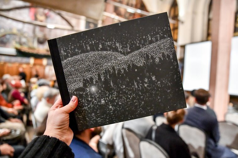 Album Cisza zawiera zdjęcia fotoreporterów ze stycznia 2019 roku. 