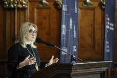 Przemawia Magdalena Adamowicz, żona zmarłego prezydenta, fot_ Grzegorz Mehring.JPG
