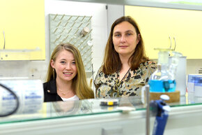 Doktorantka Izabela Malinowska i prof. Anna Zielińska-Jurek