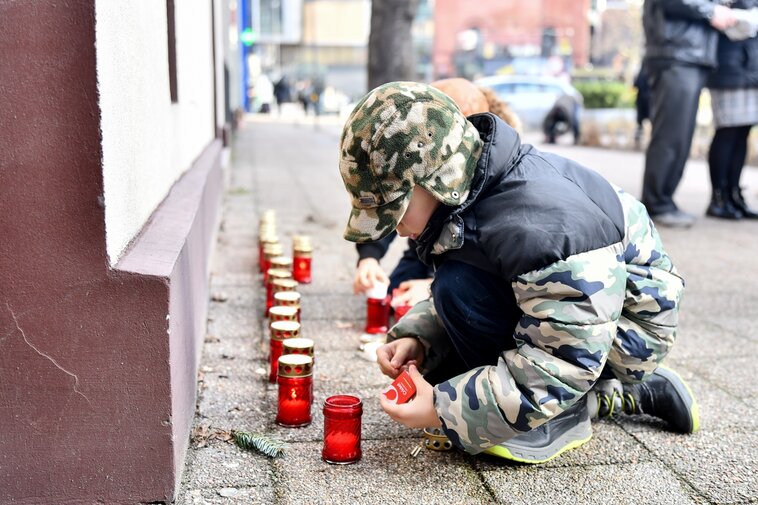 Znicze pod Nową Synagogą zapalili również najmłodsi gdańszczanie. 