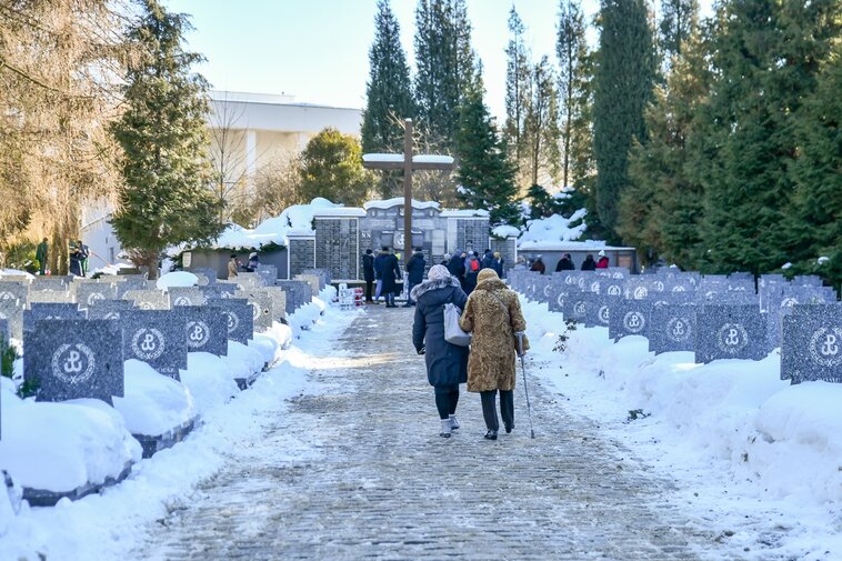 Na zdjęciu główna aleja Kwatery AK na Cmentarzu Łostowickim. W centrum w oddali krzyż i tablice. 