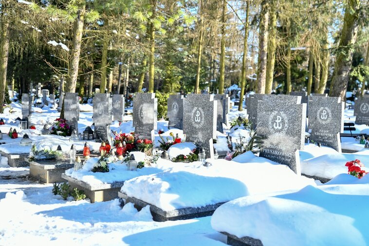 Cmentarz Łostowicki w Gdańsku. Przykryte śniegiem groby na Kwaterze AKowskiej w Gdańsku. 