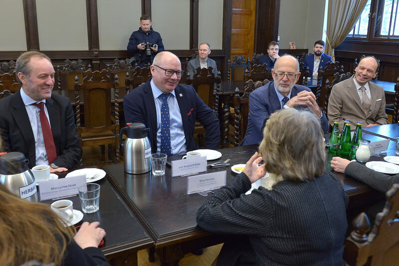 Na zdjęciu od lewej: Mieczysław Struk, marszałek województwa pomorskiego, prof. Krzysztof Wilde, rektor PG, prof. Henryk Krawczyk, dyrektor CI TASK i rektor PG w latach 2008-2016, Mariusz Miler, kanclerz PG. Na zdjęciu widoczna również Elisa Ferreira, komisarz UE ds. polityki regionalnej. Fot. Krzysztof Krzempek / PG