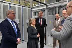 Na zdjęciu od lewej: prof. Krzysztof Wilde, rektor PG, Elisa Ferreira, komisarz UE ds. polityki regionalnej, Mieczysław Struk, marszałek województwa pomorskiego, Mariusz Miler, kanclerz PG, prof. Henryk Krawczyk, dyrektor CI TASK PG i rektor PG w latach 2008-2016 oraz Piotr Orzechowski z CI TASK PG. Fot. Krzysztof Krzempek / PG