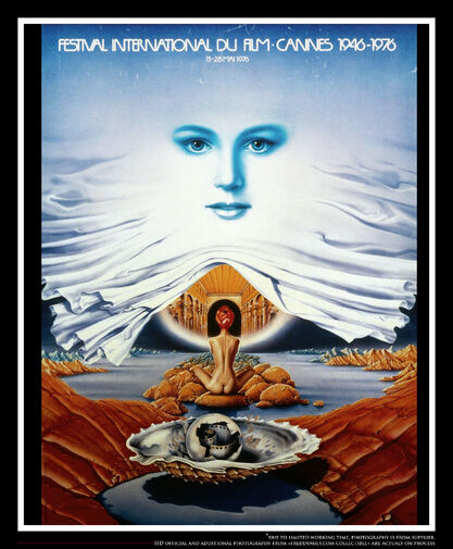 Plakat Festiwalu w Cannes z 1976. Na plakacie postać siedząca w muszli. Nad nią w niebiskim obłoku twarz kobiety. 