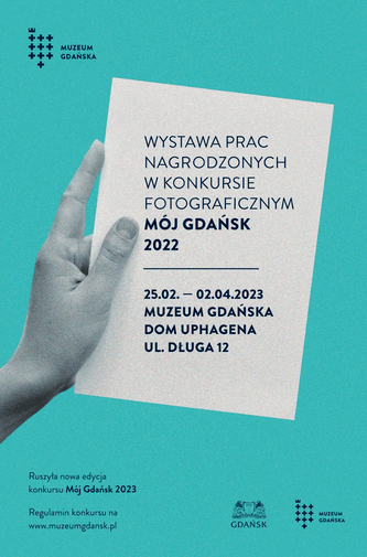 Grafika wystawy Mój Gdańsk 2022. Na grafice dłoń trzymająca kartkę papieru z nazwą, miejscem i terminem trwania wystawy. 