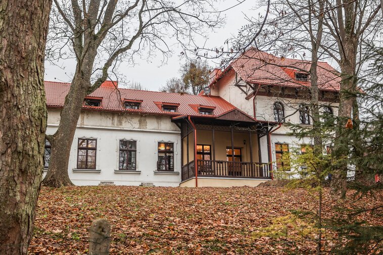 Dwór w Matarni przy ulicy Agrarnej 2. Obecnie w dworze znajduje się Ośrodek Leczenia, Terapii i Rehabilitacji Uzależnień dla Dzieci i Młodzieży, 29.11.2022, fot. Karolina Misztal, mat. MG
