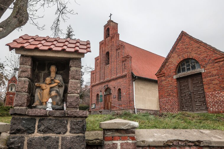 Kościół pw. św. Walentego w Matarni i przynależącą do niego kaplicę pogrzebową. Na pierwszym planie kapliczka z figurką św. Józefa. 