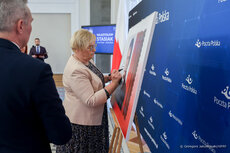 05_Grazyna Ignaczak_Bandych_prezentacja_znaczka_wizerunek_sp_Wladysława_Stasiaka_20230413_PK1_4794.jpg