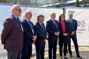 Na zdjęciu od lewej: prof. Dariusz Mikielewicz, prorektor ds. organizacji i rozwoju, prof. Michael Murphy, dyrektor EUA, prof. Krzysztof Wilde, rektor PG, Dariusz Drelich, wojewoda pomorski, prof. Joanna Żukowska, dziekan WILiŚ, Mariusz Miler, kanclerz PG. Fot. Krzysztof Krzempek/PG