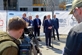 Na zdjęciu od lewej: prof. Dariusz Mikielewicz, prorektor ds. organizacji i rozwoju, prof. Michael Murphy, dyrektor EUA, prof. Krzysztof Wilde, rektor PG, Dariusz Drelich, wojewoda pomorski, prof. Joanna Żukowska, dziekan WILiŚ, Mariusz Miler, kanclerz PG. Fot. Krzysztof Krzempek/PG