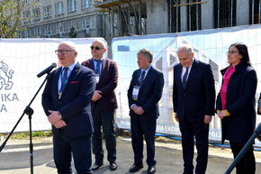 Na zdjęciu od lewej: prof. Krzysztof Wilde, rektor PG, prof. Dariusz Mikielewicz, prorektor ds. organizacji i rozwoju, prof. Michael Murphy, dyrektor EUA, Dariusz Drelich, wojewoda pomorski, prof. Joanna Żukowska, dziekan WILiŚ. Fot. Krzysztof Krzempek/PG.