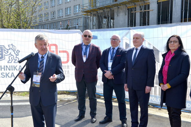 Na zdjęciu od lewej: prof. Michael Murphy, dyrektor EUA, prof. Dariusz Mikielewicz, prorektor ds. organizacji i rozwoju, prof. Krzysztof Wilde, rektor PG, Dariusz Drelich, wojewoda pomorski, prof. Joanna Żukowska, dziekan WILiŚ. Fot. Krzysztof Krzempek/PG