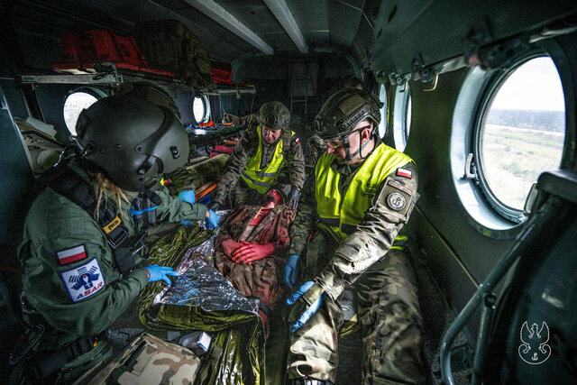 Rozbity śmigłowiec, ranni żołnierze - NZPR w akcji
